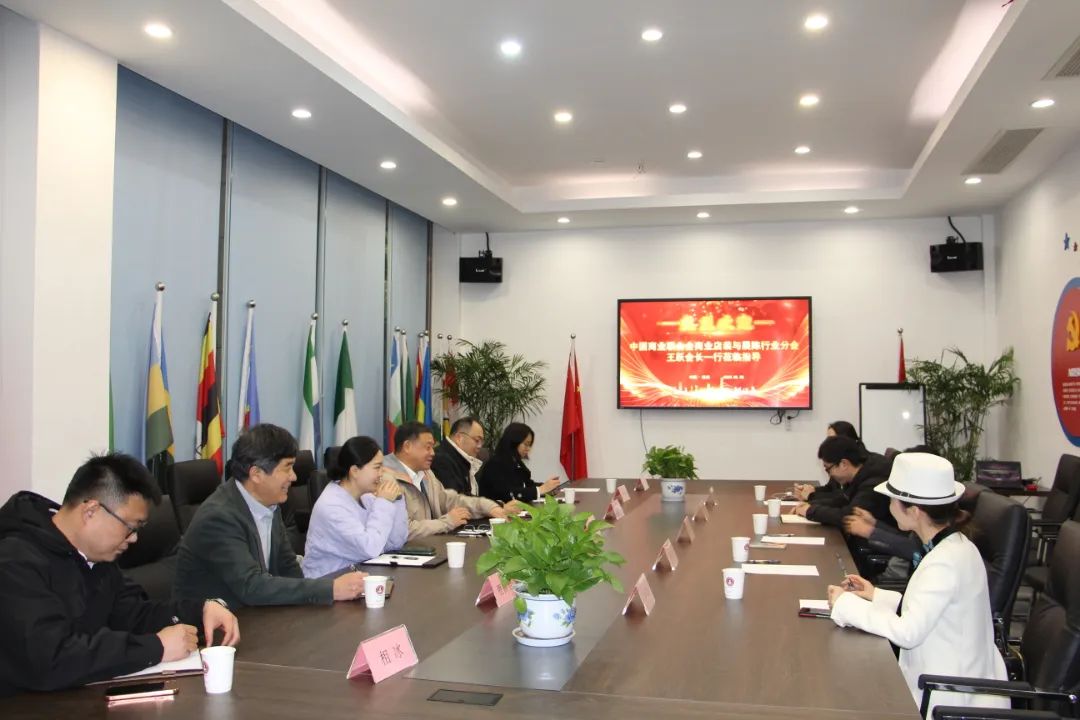 中國(guó)商聯(lián)商業(yè)店裝與展陳行業(yè)分會(huì)會(huì)長(zhǎng)王躍一行到訪浙江工商大學(xué)創(chuàng)業(yè)園參觀交流、共促發(fā)展