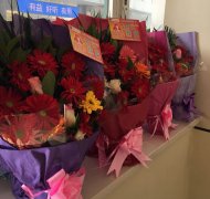 花送雷鋒手，情暖雷鋒心——“萬(wàn)朵鮮花送雷鋒”活動(dòng)溫暖落幕